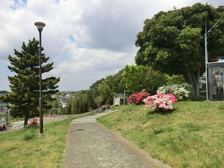 公園 鍛治ヶ谷南公園 長いローラーすべり台。広い花壇には季節の花々が咲く穴場の公園です。