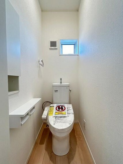 トイレ トイレは1階と2階それぞれにございますので、忙しい時や来客の際もスムーズに使うことができて便利です
