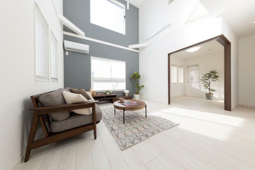 居間・リビング リビングに伸びやかな吹き抜け空間を設計。天井の高さを実感してください。 室内（2023年8月）撮影