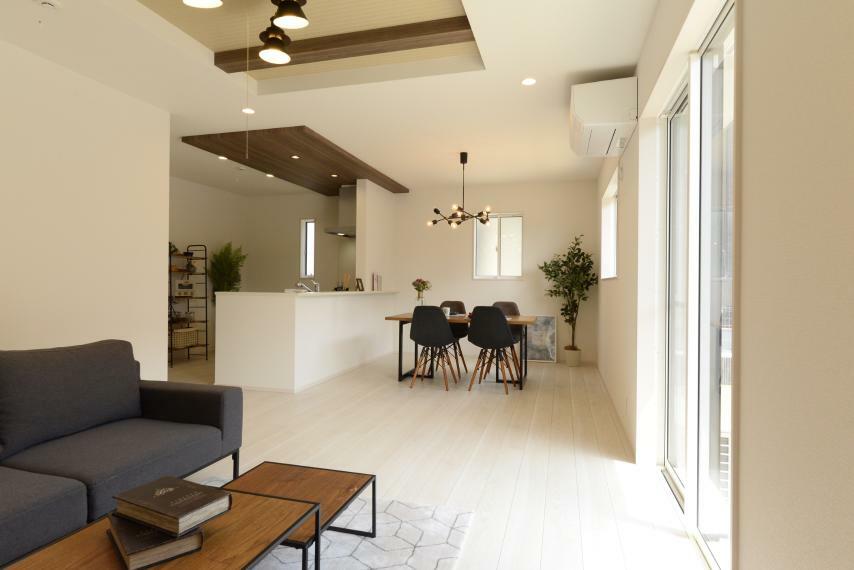 【同仕様例】リビングの折り上げ天井とキッチンのポップアップ天井が立体的な空間を生み出します。
