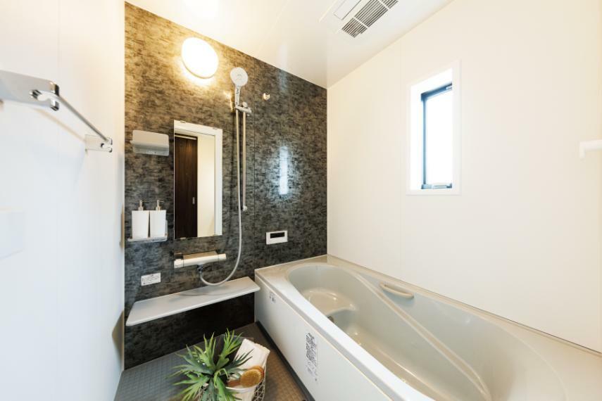 バスルーム/LIXIL「AX」  ゆったり過ごせる1.25坪の広々浴室。お湯が冷めにくい浴槽保温材と保温組フタの「ダブル保温構造」やエコアクアシャワー＆浴室暖房乾燥機付きです。