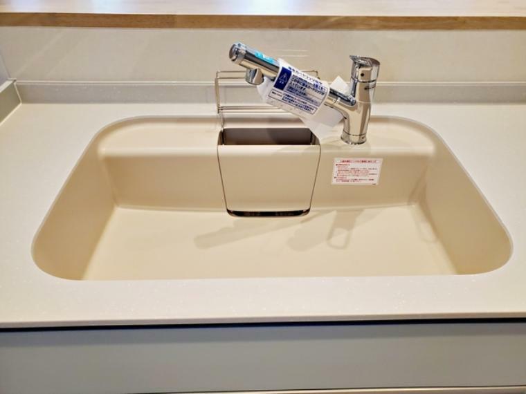 【浄水器内蔵シャワー水栓】シャワーヘッドは引き出し可能で、シンクの隅々まで洗い流すのに大変重宝します。