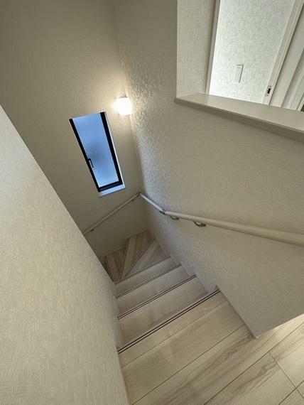階段　換気や自然光で足下も照らしてくれる便利な窓、手すり付きなので降りる際に安心です
