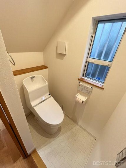 トイレ 空気の入れ替えにも便利な小窓付。明るく気持ちの良いトイレです。