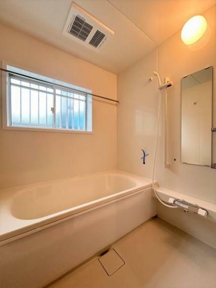 浴室 【浴室】浴室は、ハウステック製の新品の1坪サイズのユニットバスに交換しました。浴槽には滑り止めの凹凸があり、床は濡れた状態でも滑りにくい加工がされている安心設計です。