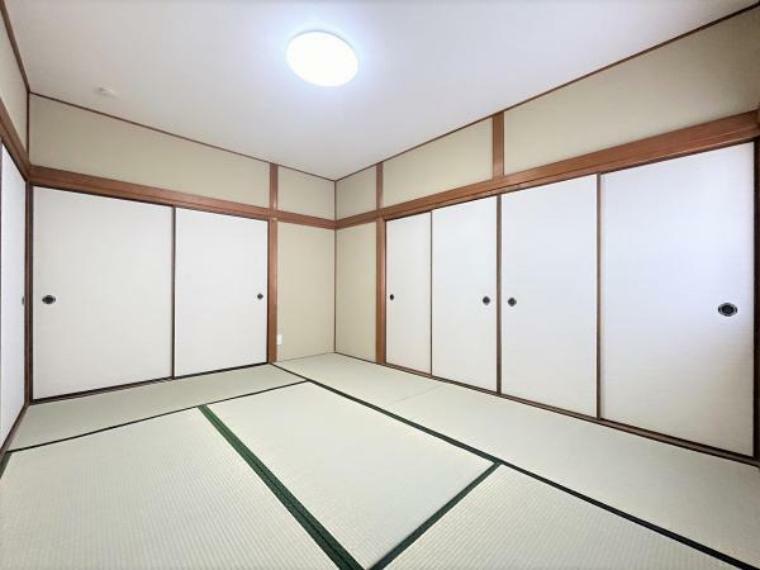 和室 【1階和室】1階の和室の別角度の写真です。お家に畳の部屋があると、ほっと落ち着きますね。