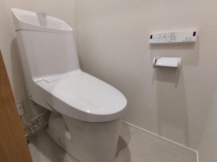 【トイレ】便器・便座はLIXIL製のものに新品交換しました。温水洗浄機能、暖房便座付きでいつでも快適です。