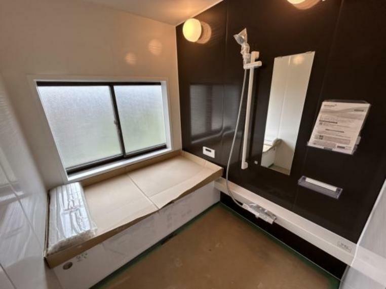 浴室 浴室はハウステック製の新品のユニットバスに交換しました。足を伸ばせる1.25坪サイズの広々とした浴槽で、1日の疲れをゆっくり癒すことができますよ。