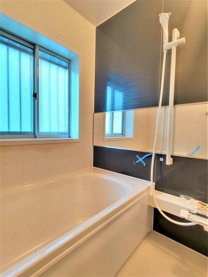 【同仕様写真】1F浴室はハウステック製のユニットバスに交換しました。足を伸ばせる1坪サイズの広々とした浴槽で、1日の疲れをゆっくり癒すことができますよ。
