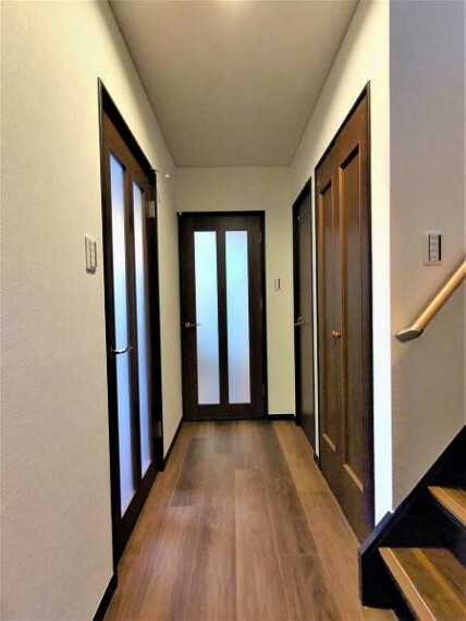 【リフォーム中】1階廊下はフロアタイル張替え、クロス張替え、照明交換を行いまました。物をもって動くとき等、廊下が広いと安心ですね。