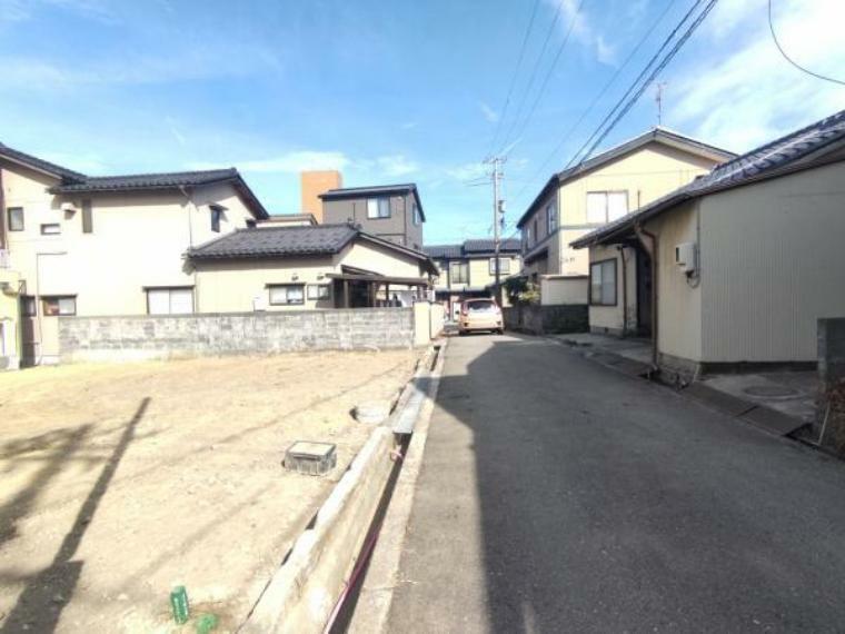 現況写真 【解体更地済】南西側にある前面道路です。幅員約3.44mのためセットバックが必要ですが、間口が12.6mあるので駐車しやすい駐車場をつくれそうですね。