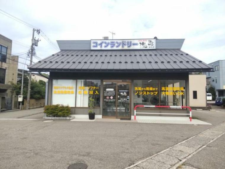 コインランドリー洗楽　桜店様まで300m（徒歩約4分）。急ぎで乾燥までさせたい時や洗濯機の故障の時など、近くにコインランドリーがあると便利です。駐車場もあるので、たくさんの洗濯物も持ち込めますよ。