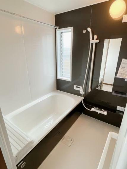 【リフォーム中/風呂】浴室はハウステック製の新品のユニットバスに交換。足を伸ばせる1坪サイズの広々とした浴槽で、1日の疲れをゆっくり癒すことができますよ。