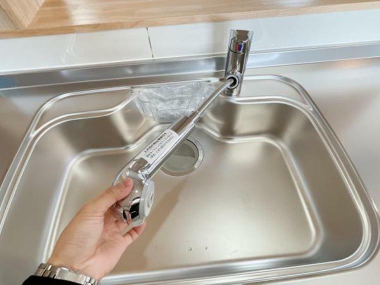 【リフォーム済み】新品交換するキッチンの水栓金具はノズルが伸びてシンクのお手入れもラクラクです。水栓本体には浄水機能が内蔵されていて、おいしいお水をつくります。