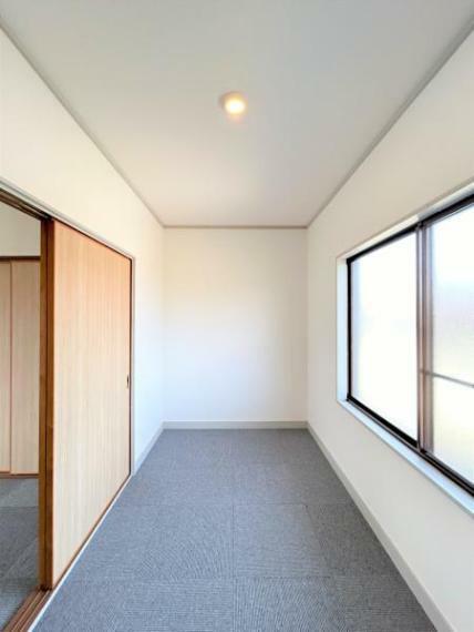 ウォークインクローゼット 【リフォーム済】2階7.5帖洋室にはこちらのウォークインクローゼットがあります。天井壁のクロスを貼り替え床はタイルカーペットにしたので明るく清潔感のある空間に生まれ変わりました。