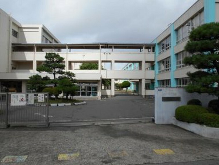 小学校 【小学校】香川小学校まで378m