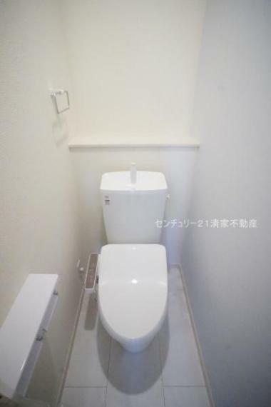トイレ 5号棟:白を基調とした、清潔感のある水廻りです。（2024年04月撮影）