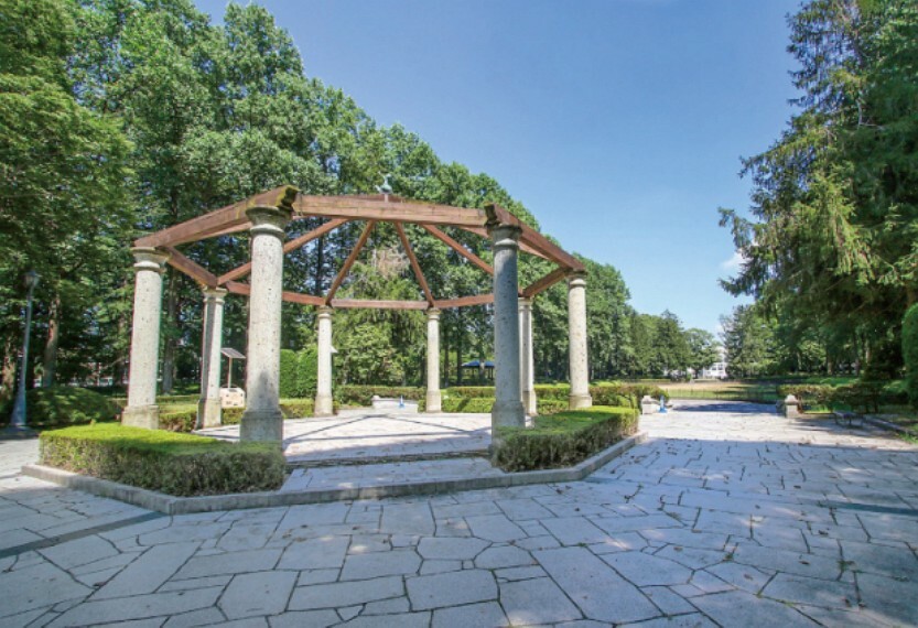 公園 現地から300m（最長）　栃木県中央公園　緑豊かな敷地内には「昭和大池」を中心に回遊式の庭園やウォーキングコース、県立博物館などが設けられており、市民の憩いの場となっている県営都市公園です。
