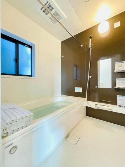 浴室 【浴室】浴室暖房乾燥機付きのバスルームは保温性に優れ浴槽内はベンチ付きなので半身浴や親子一緒に入浴が楽しめます！