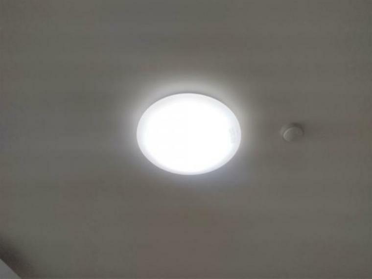 【リフォーム済】各居室にはLED照明器具を新設しています。リモコン付きで操作も簡単。LEDですので節約にもなります。