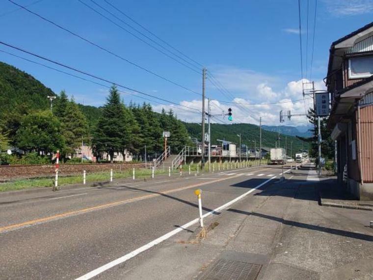 【駅】姫川駅まで約2.6km（車で7分）です。たまには駅まで歩いてみるのもいいですね。