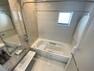 浴室 TOTOサザナFタイプ。保温効果の高い魔法びん浴槽。ほっカラリ床はすべりにくく、乾きやすくなっています。冬場でも冷っとしません。面積を最大限活用できるように設計されているので洗い場ゆったり設計。
