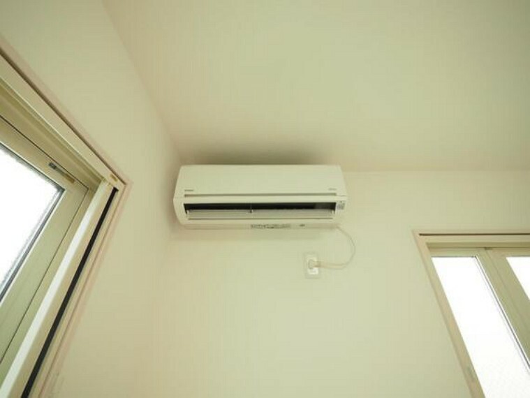 冷暖房・空調設備 エアコンは短時間で部屋全体を暖めることができます。また、ガスなど燃料の燃焼を伴わないため、部屋の空気をきれいに保つことができます。その上、暖房器具の中ではランニングコストが安いです。