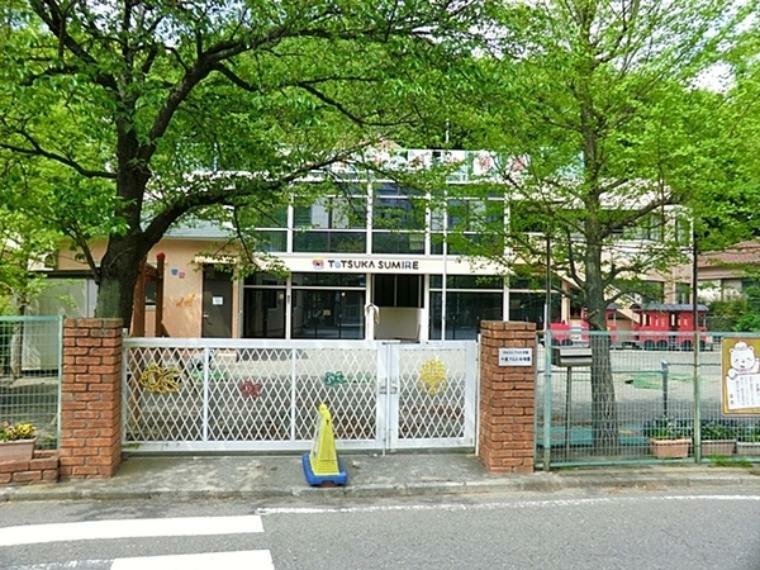 幼稚園・保育園 戸塚すみれ幼稚園 園のすぐ近くにあるアーチェリー山で、キイチゴ摘み、ドングリ拾い、沢ガニ捕り、がけ滑りなど、様々な自然体験ができます。