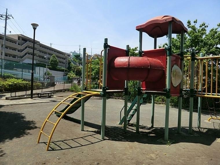 公園 十九ノ区公園 戸塚区にある住宅街の比較的広めな公園です。公園の設備には水飲み・手洗い場があります。
