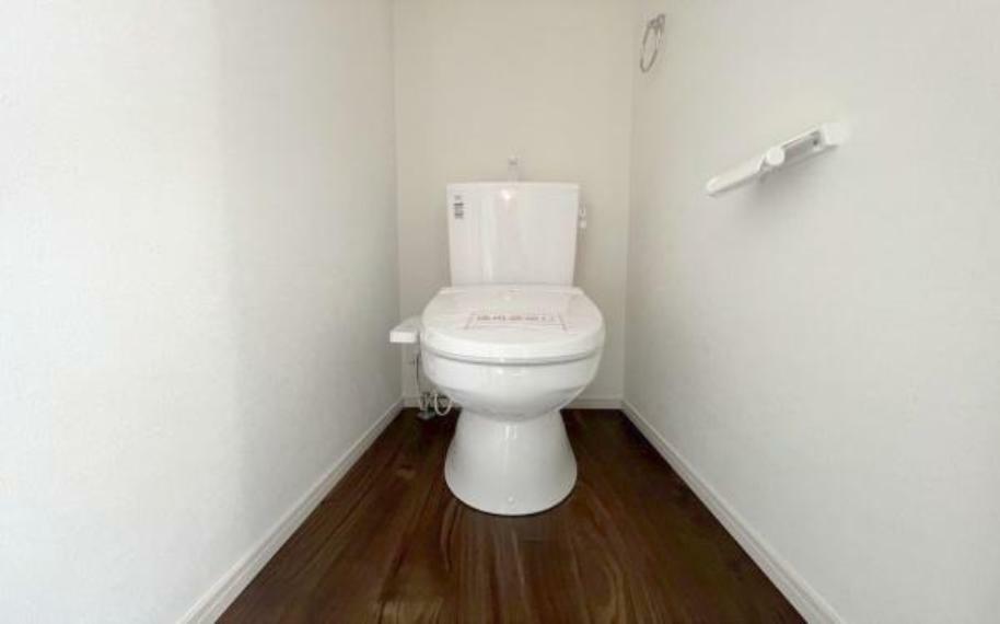 トイレ 《トイレ》■トイレは明るい空間で清潔感があります。また、コンパクトタイプの洗面ボウルに収納も設置して使い勝手も考えられています。