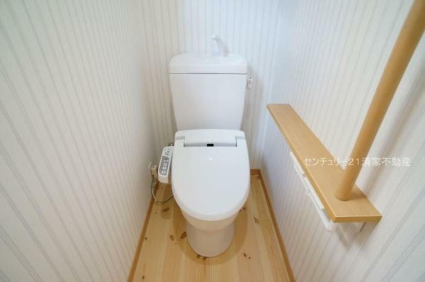 トイレ 手すりがついているため、ご年配の方も安心（2023年09月撮影）