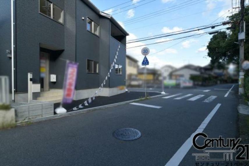 現況写真 ■現地撮影写真■広々とした前面道路で駐車もスムーズ！