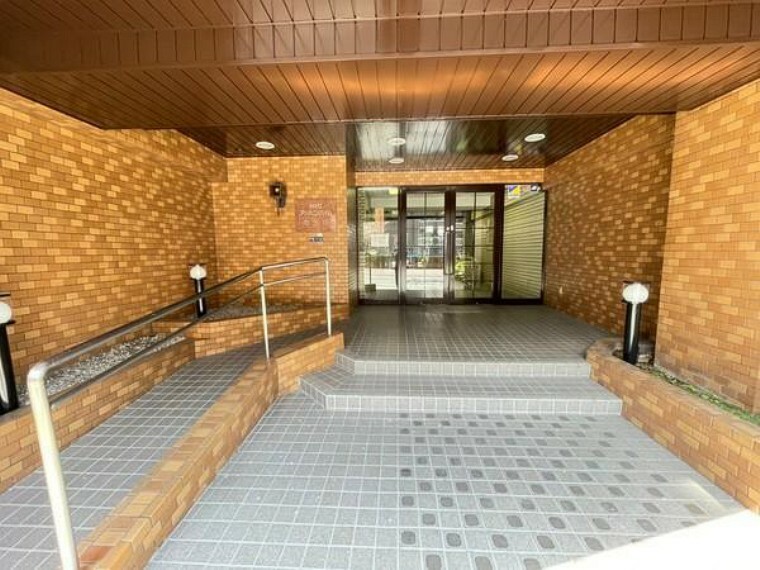 玄関 京急線「南太田」駅徒歩1分、ブルーライン「吉野町」駅徒歩5分！通勤・通学・お買い物に便利な立地です！