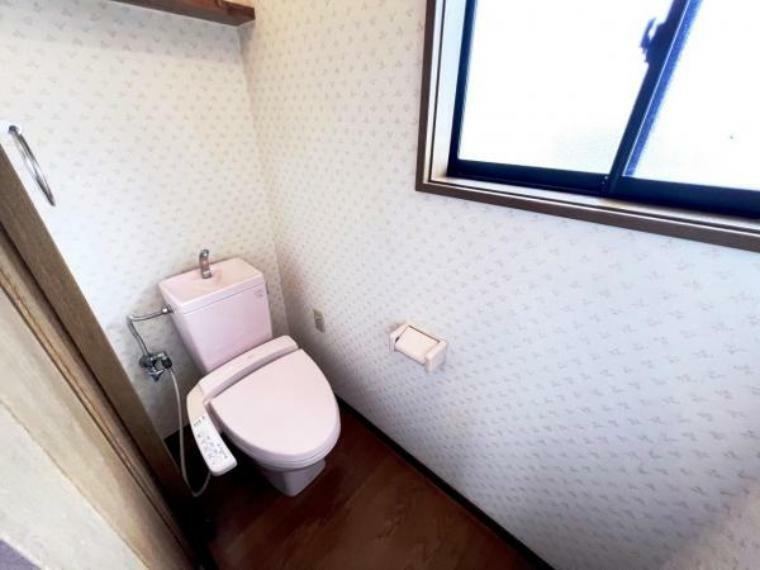 温水便座のあるトイレです。こまめな換気が可能な小窓もございます。