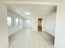 居間・リビング LDKは広々20帖の空間。白を基調としているので開放感がございます。
