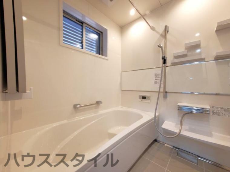 浴室 1坪以上の浴室。浴室暖房乾燥機付き。