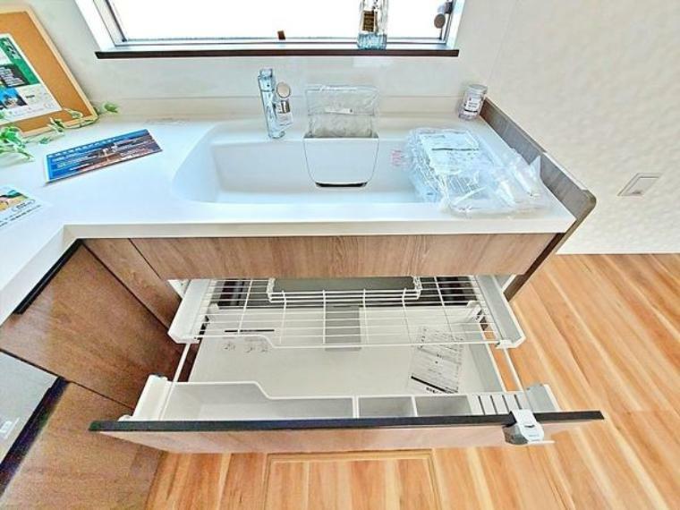 キッチン 収納力のある引き出し型のシステムキッチン。シンクは排水溝が隠れるタイプで、食器を置いたりするのにも邪魔にならず、お掃除も楽々できそうですね。