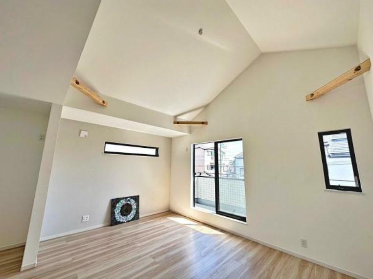 居間・リビング 開放感あふれる天井のLDKは20帖越え！家族の生活スタイルに合わせた使い方が叶います。