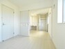 居室　各居室にはクローゼットを完備し、家具を置くスペースが確保しやすい設計がされております。【立川市若葉町2丁目】