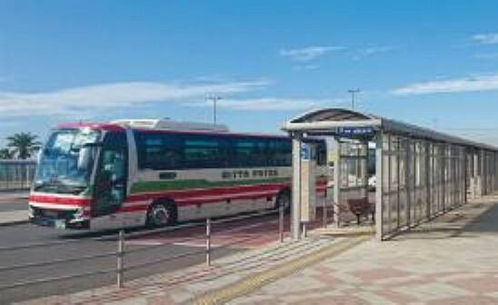 現地から1400m～1406m。　木更津金田バスターミナル　バスを待つための待合所、トイレ、バス乗車券販売窓口、飲料自動販売機があります。近隣には無料駐輪場、有料駐車場もあり徒歩以外でもアクセス可能です。