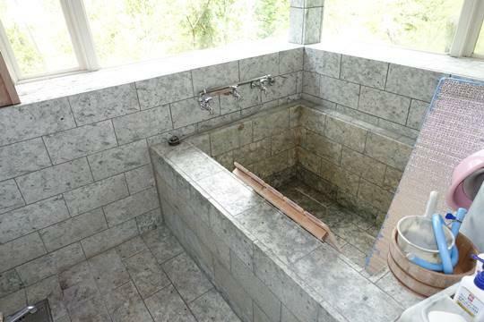 伊豆石を使用した浴室、湯河原の良質な温泉を堪能するのにぴったりです