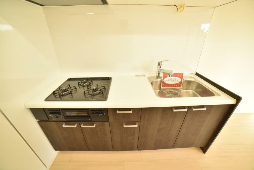 キッチン 浄水器内蔵水栓付き！広々シンクと三口コンロでお料理効率アップ！