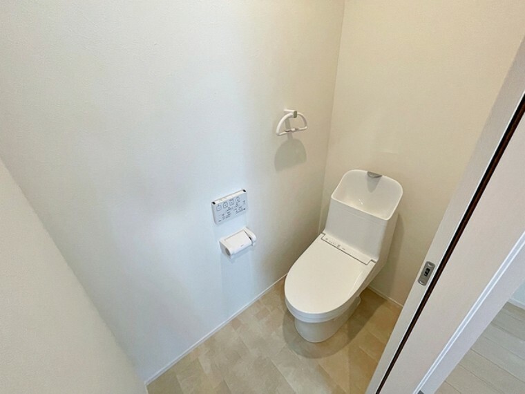 トイレ お手洗いは1階にも2階にもございます。混雑する時間帯も、2か所あると助かります。うれしい温水洗浄便座です。