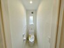 トイレ 温水洗浄機能の付いた快適なトイレを1階と2階に設置。使用が重なる朝も2ヶ所あれば安心ですね