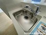 キッチン 浄水器付きのシンクが、おいしい水を手軽に提供します。