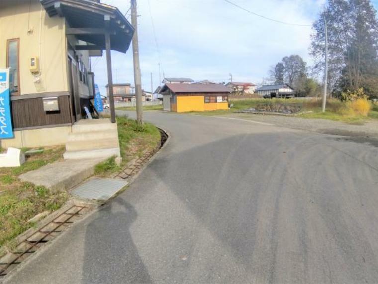 現況写真 【前面道路】接道は南側公道幅員6mです。交通量も少ないのでお車の行き来もしやすくなっています。公道なので冬期間中は町で除雪がはいります。