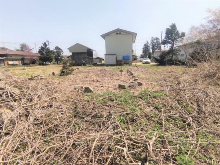 庭 【リフォーム済】お庭は庭木庭石を一部撤去し除草作業を行いました。敷地面積が400坪以上あるので、ドッグランやお子様の遊び場としても活躍しますね。