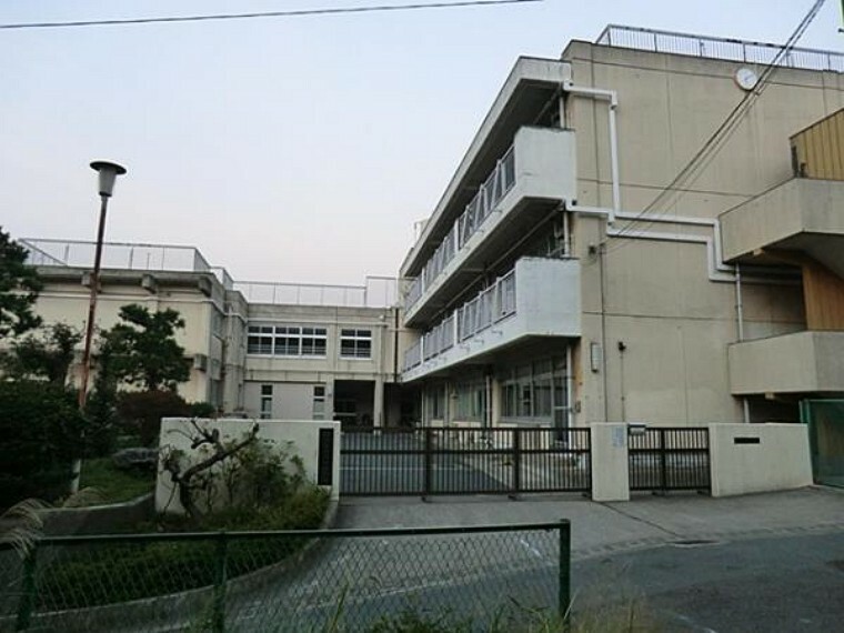 中学校 横浜市立岡津中学校まで約1350m