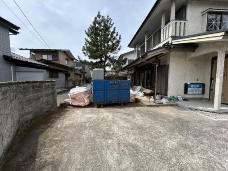 駐車場 【リフォーム中4/7撮影】駐車場は停めやすいように間口拡張と奥行き拡張をおこないます。庭木は伐採して駐車場部分は砕石を敷き込み予定です。