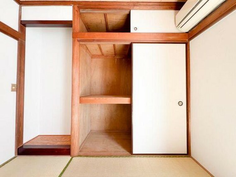 1階和室約6.0畳:しっかりと収納スペースもある居室部分はちょうどよい広さです。